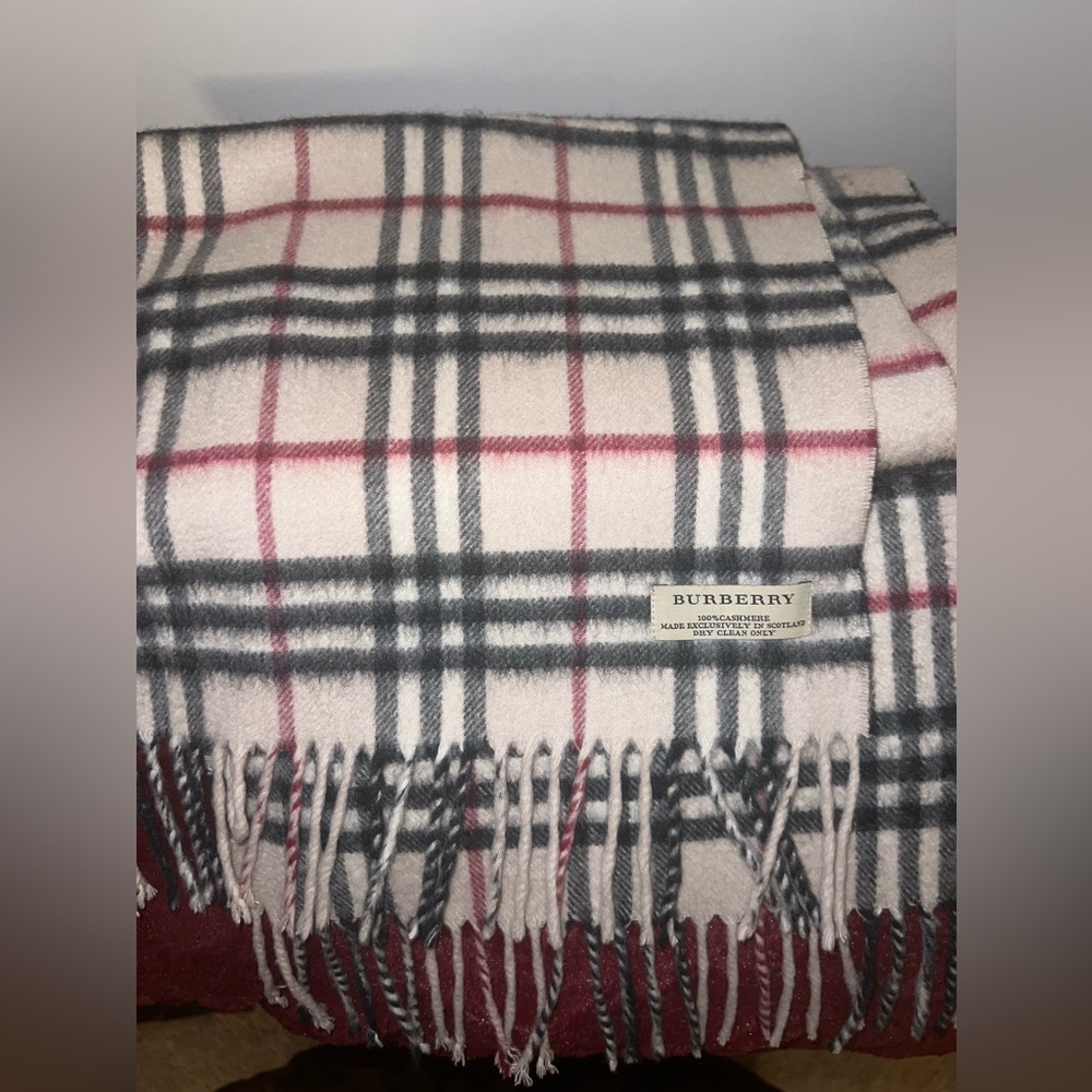 Burberry 100% cashmere made in Scotland AUTHENTIC